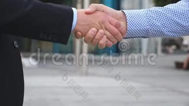 同事在<strong>城市背景</strong>下见面<strong>握手</strong>.. 两个商人在城市环境中互相问候